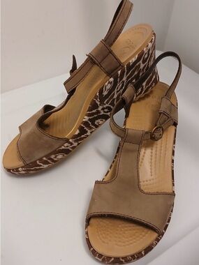 Crocs A-Leigh Brown T Strap Ikat Print Wedge Shoes Sandals Womens Size 9 W